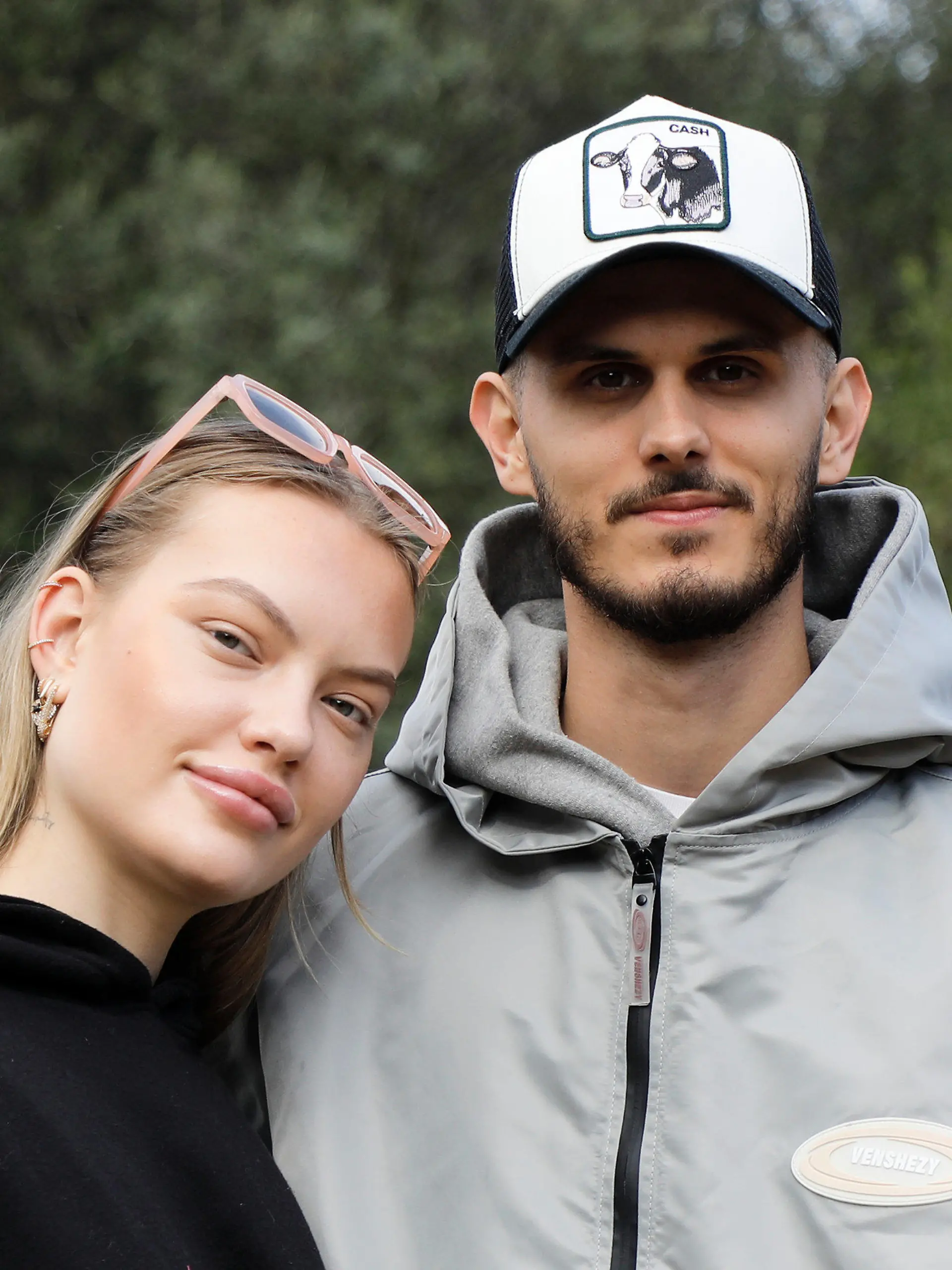 ARCHIV - 25.11.2021, Spanien, Felanitx: Das Paar Cheyenne Ochsenknecht und Nino Sifkovits steht im Garten eines Hauses auf Mallorca. Cheyenne Ochsenknecht (22) hat ihr zweites Kind bekommen. Am Mittwoch kam Sohn Matteo Nael zur Welt. (zu dpa: «Cheyenne Ochsenknecht nun Zweifach-Mama - Sohn Matteo Nael geboren») Foto: Clara Margais/dpa +++ dpa-Bildfunk +++