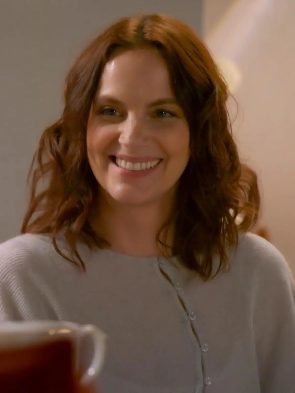 Bild zu: "Anna schwärmt Sina von dem "schönen Unbekannten" vor"