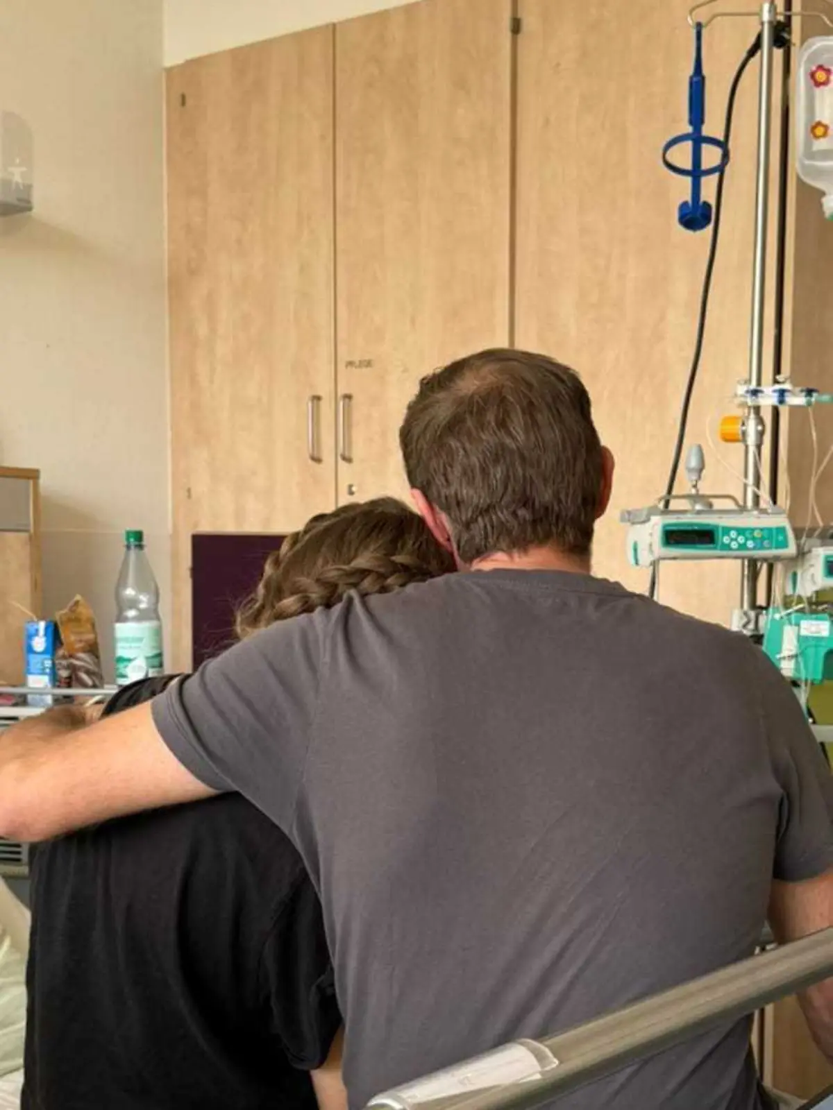 Zusammen mit ihrem Vater Viktor steht sie die schwere Zeit oft im Krankenhaus durch. Durch die Infektionsgefahr dürfen sie nicht alle besuchen. 