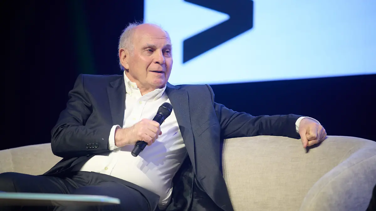 ARCHIV - 26.03.2026, Nordrhein-Westfalen, Münster: Uli Hoeneß, Ehrenpräsident des FC Bayern München, sitzt beim Daten- und KI-Festival auf der Bühne. (zu dpa: «Rummenigge: «Völlig die Orientierung verloren»») Foto: Bernd Thissen/dpa +++ dpa-Bildfunk +++