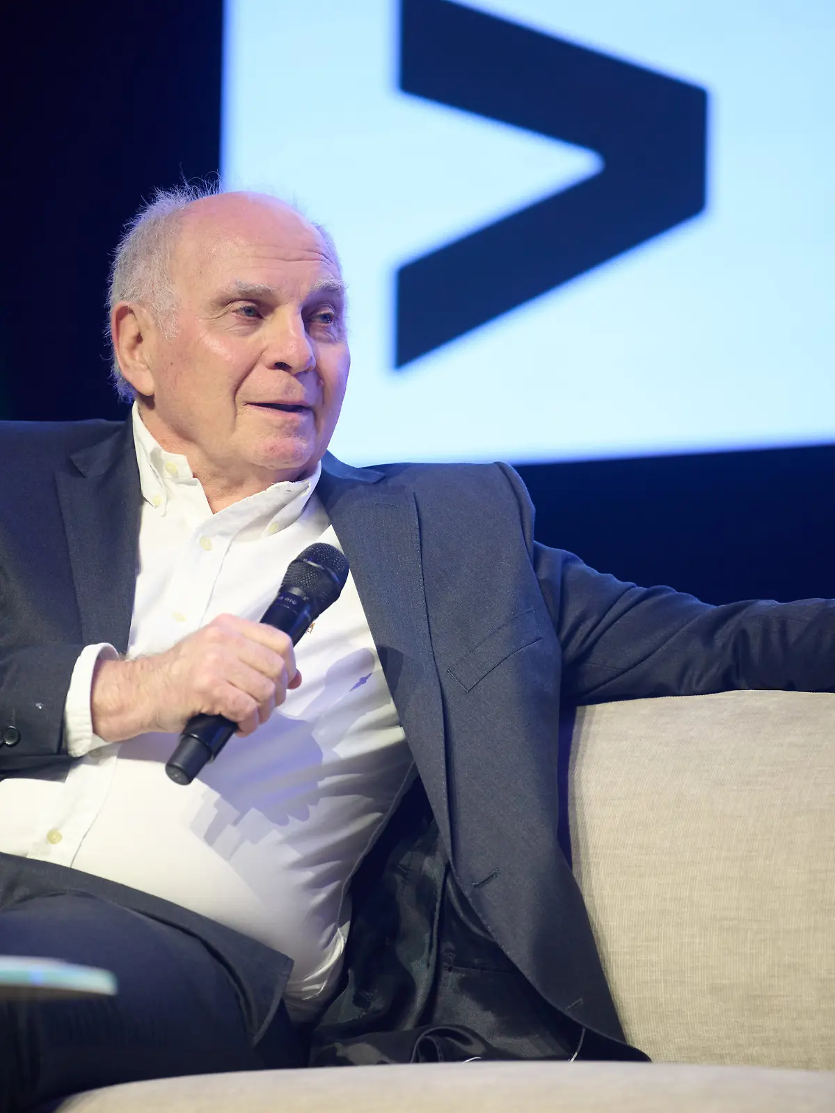 ARCHIV - 26.03.2026, Nordrhein-Westfalen, Münster: Uli Hoeneß, Ehrenpräsident des FC Bayern München, sitzt beim Daten- und KI-Festival auf der Bühne. (zu dpa: «Rummenigge: «Völlig die Orientierung verloren»») Foto: Bernd Thissen/dpa +++ dpa-Bildfunk +++