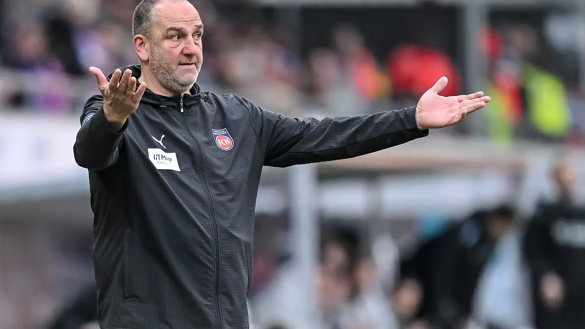 Frank Schmidt und der 1. FC Heidenheim treffen am Samstag auf Union Berlin. (Archivbild)