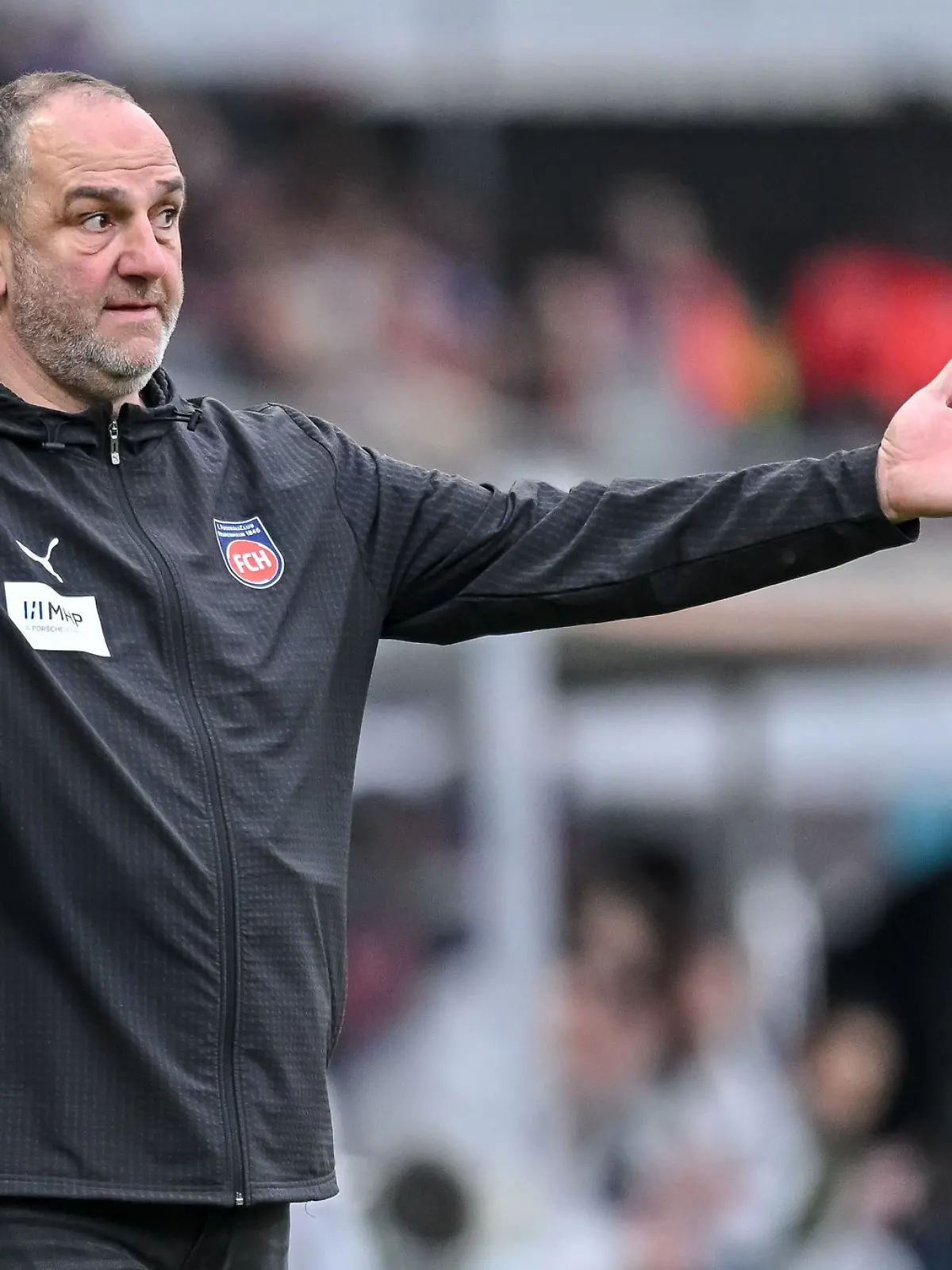 Frank Schmidt und der 1. FC Heidenheim treffen am Samstag auf Union Berlin. (Archivbild)