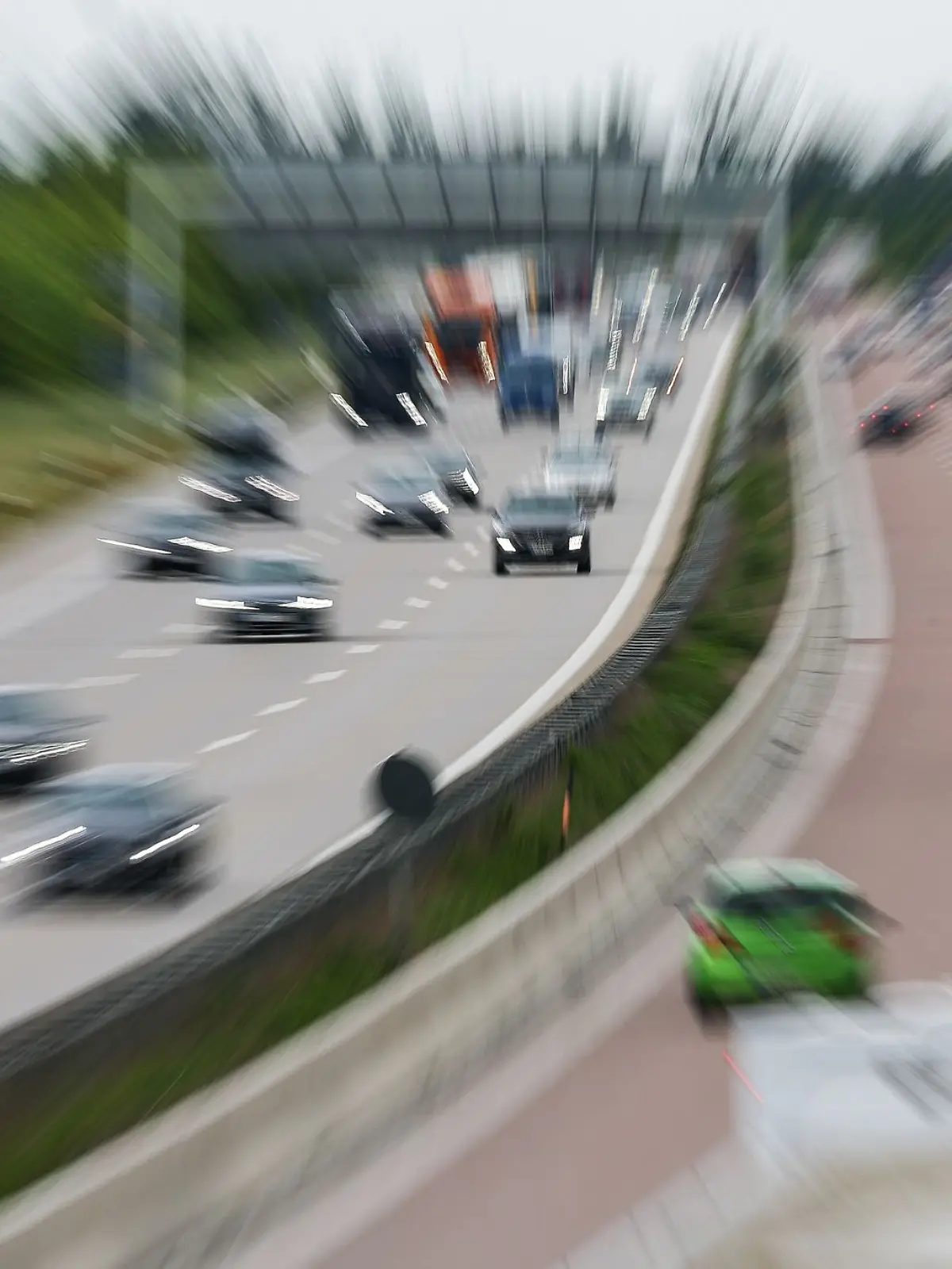 Viele Autos - viele Spuren: Manchmal geht es auf der Autobahn hoch her und es kann zu Missverständnissen kommen, etwa beim Überholen.