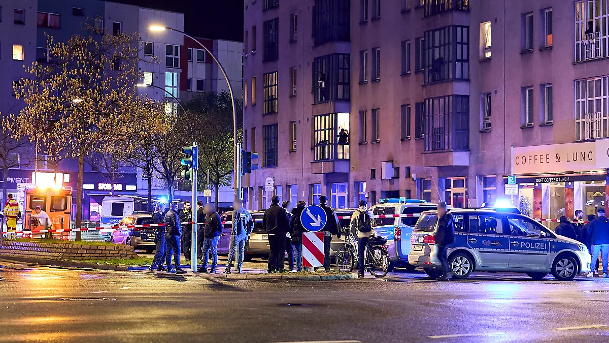 Einsatzkräfte der Polizei riegeln die Reinickendorfer Straße an der Ecke Pankstraße weiträumig ab. Ein junger Mann wurde in Berlin-Wedding bei einer Auseinandersetzung tödlich verletzt. +++ dpa-Bildfunk +++