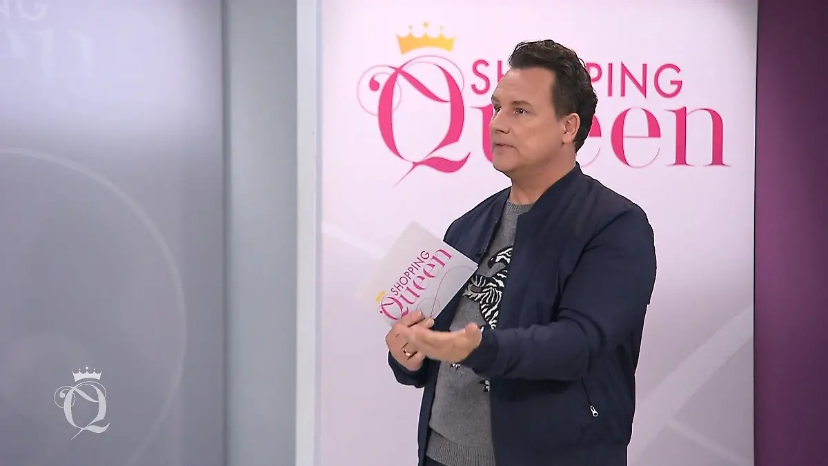 Guido Maria Kretschmer auf dem Laufsteg, ernst sprechend.