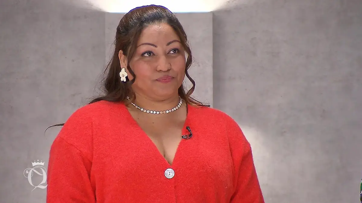 Kandidatin Rosio, ernst schauend.