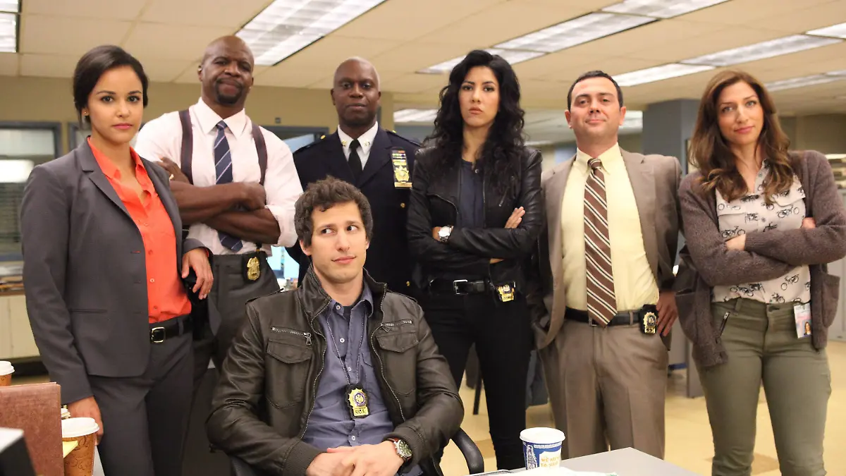 Cast von „Brooklyn Nine-Nine”, in der Schauspieler-Reihenfolge: Melissa Fumero, Terry Crews, Andy Samberg, Andre Braugher, Stephanie Beatriz, Joe Lo Truglio and Chelsea Peretti