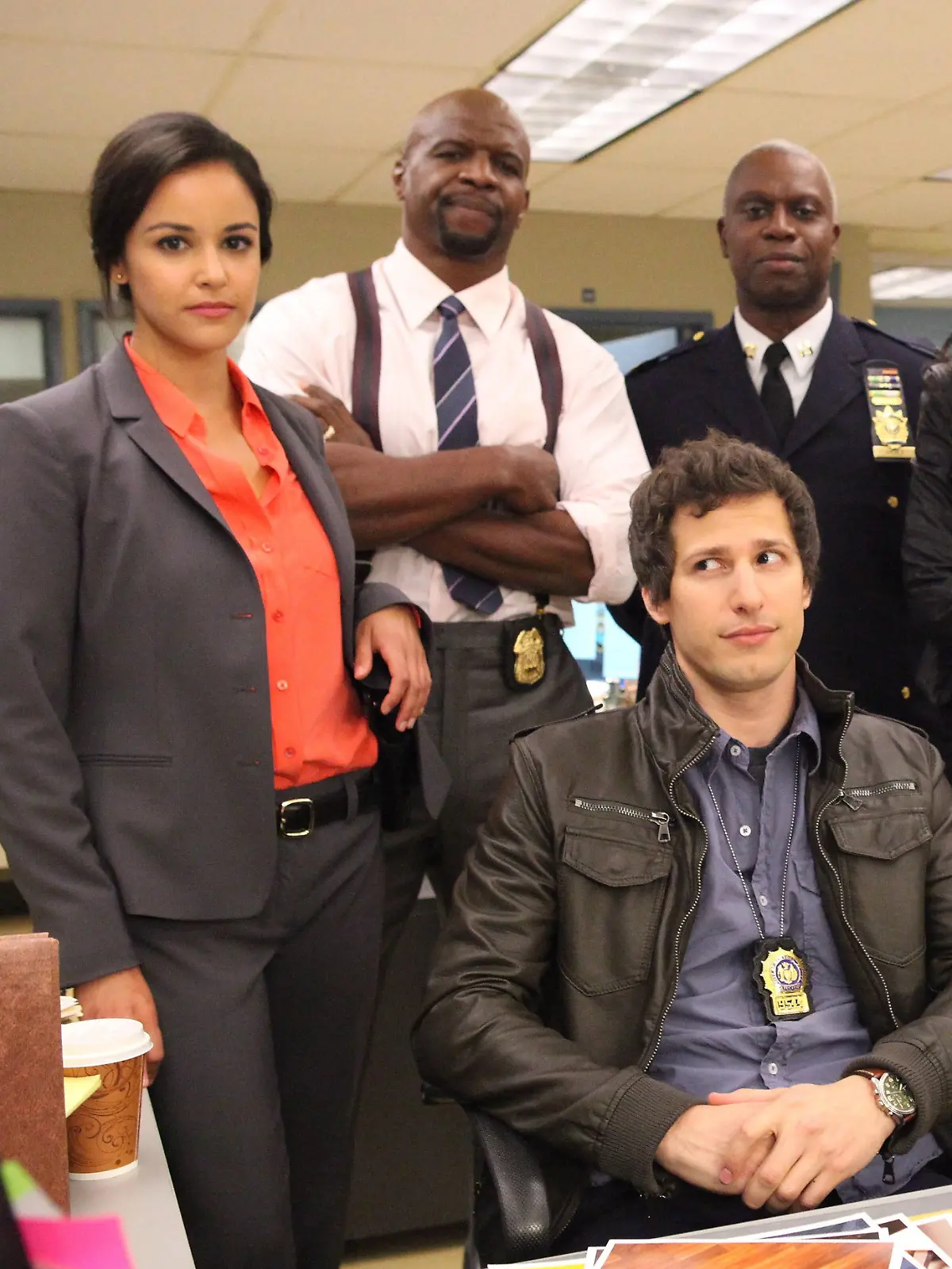 Cast von „Brooklyn Nine-Nine”, in der Schauspieler-Reihenfolge: Melissa Fumero, Terry Crews, Andy Samberg, Andre Braugher, Stephanie Beatriz, Joe Lo Truglio and Chelsea Peretti