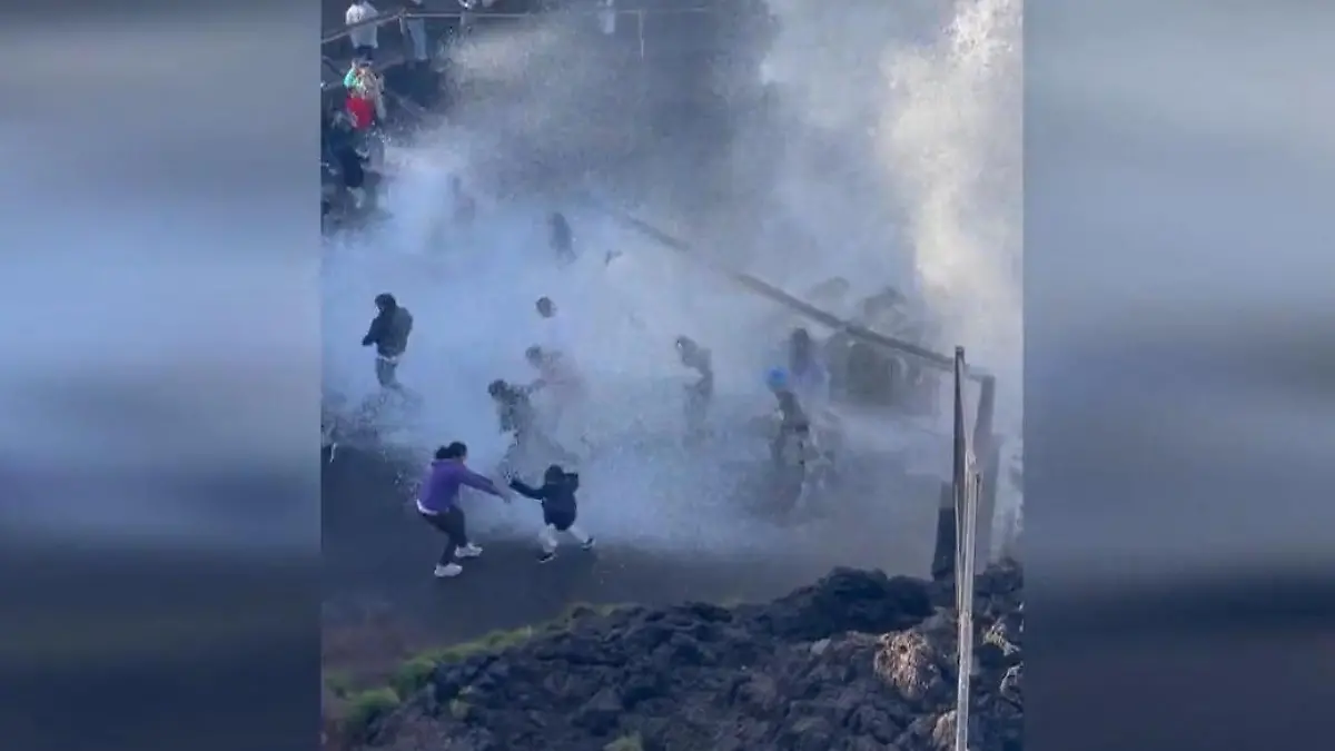 Naturgewalt bricht aus – XXL-Fontäne überrascht Touristen eiskalt! Kiama Blowhole in Australien