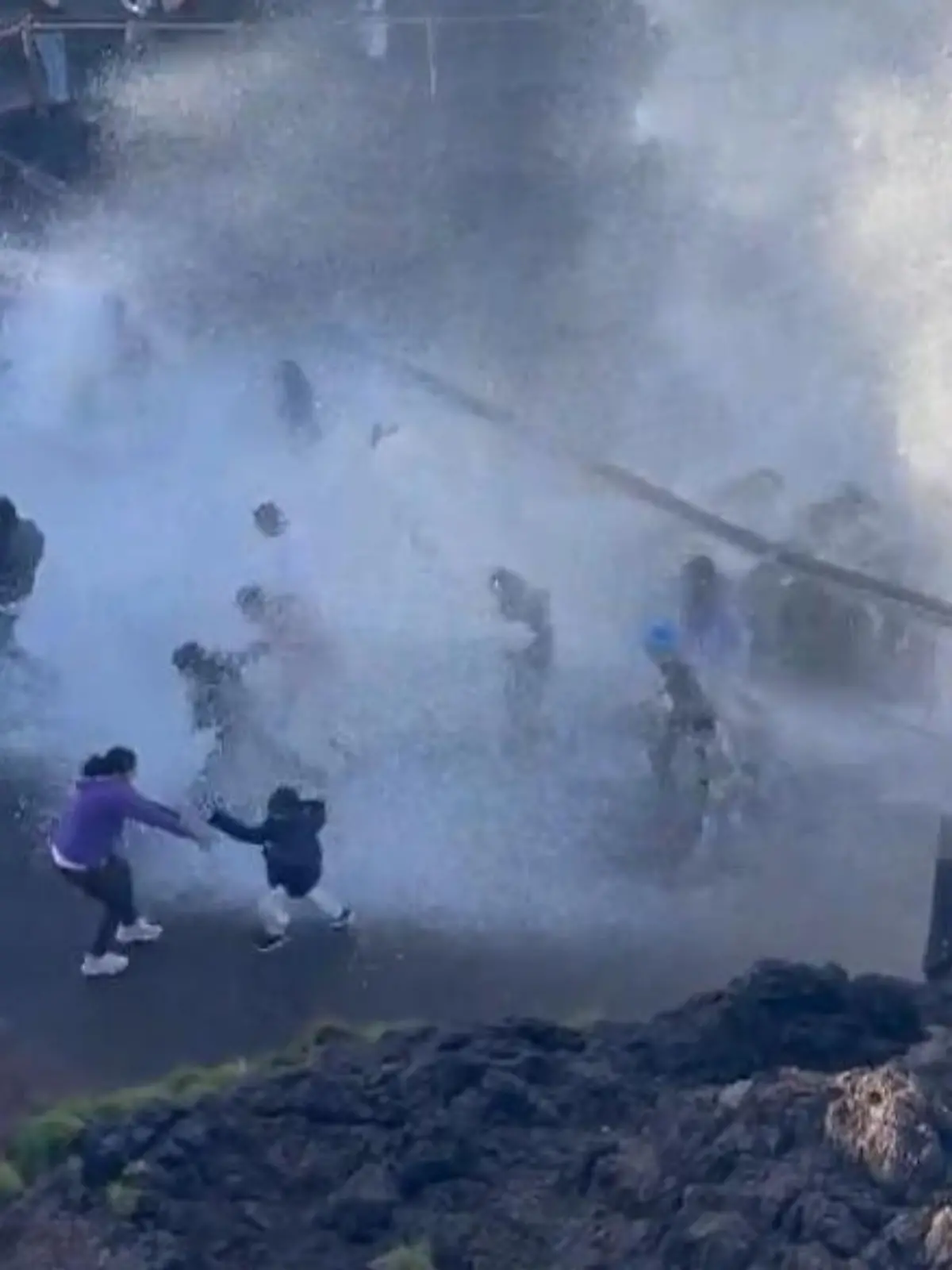 Bild zu: "Naturgewalt bricht aus – XXL-Fontäne überrascht Touristen eiskalt!"