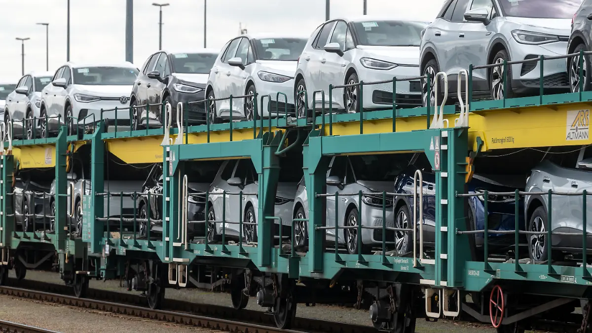 Neuwagen der neuen elektrischen Fahrzeuge ID.4 und ID.3 von Volkswagen stehen verladen auf Zügen am Volkswagen Werk Zwickau. VW hat die Produktion an seinem Standort in Sachsen komplett auf E-Mobilität umgestellt.