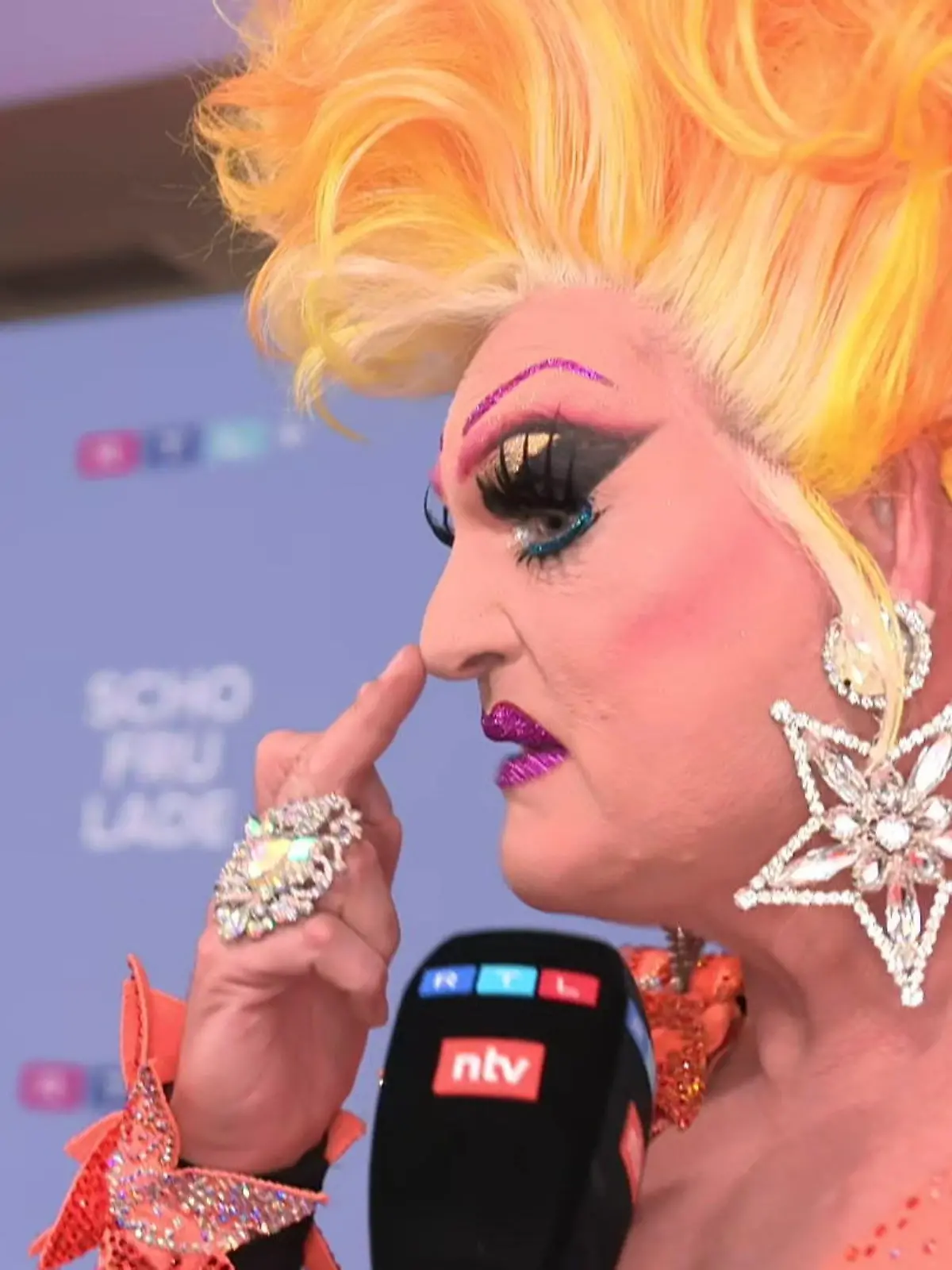 Bild zu: "Schönheits-OP bei Olivia Jones – doch jetzt rutscht die Nase ab!"