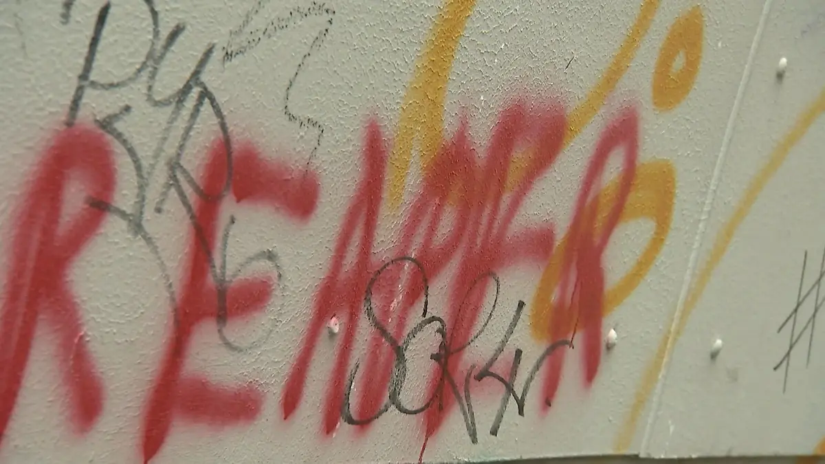 Mit Pinsel und Rolle gegen Schmierereien Aktion ist nicht vom Hausbesitzer genehmigt