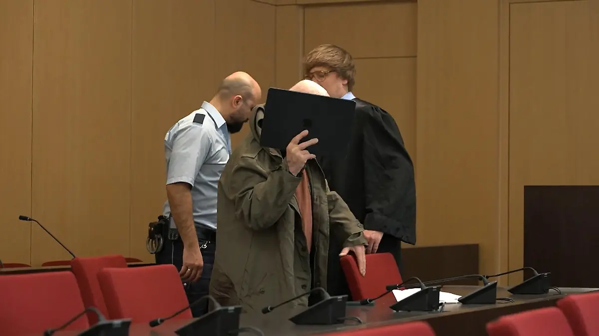 Prozessauftakt: Ehefrau erschlagen? Angeklagter gesteht Tat