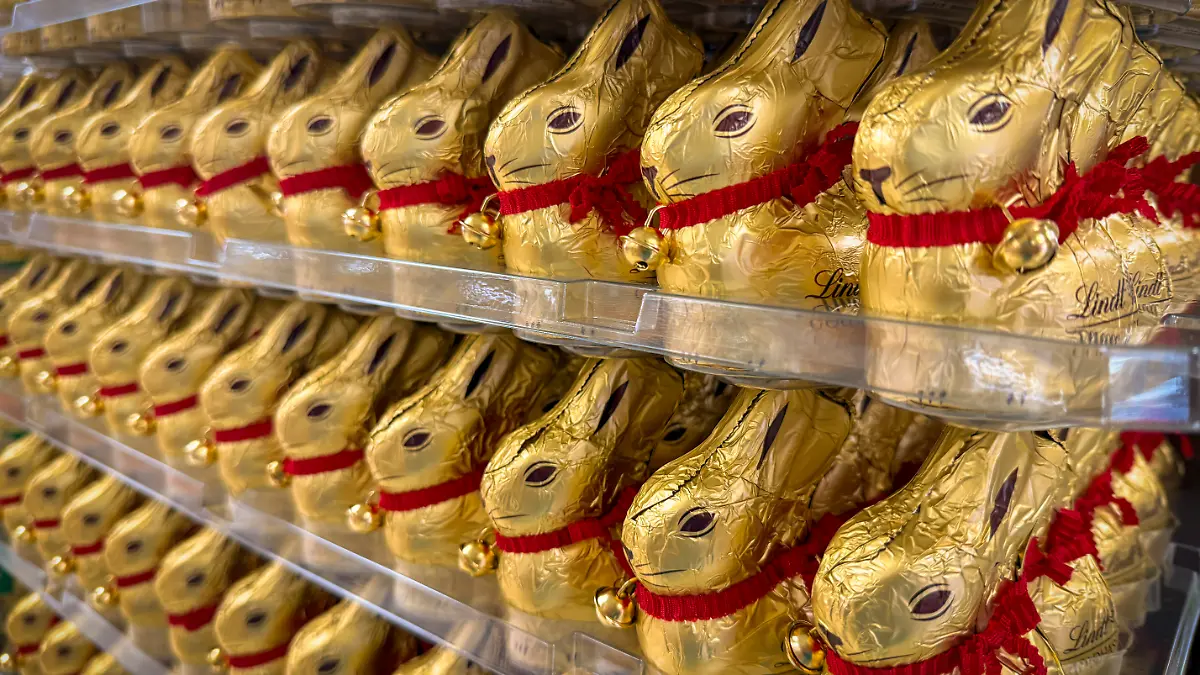 09.03.2026, Symbolbild: Ostern 2026, Der beruehmte Lindt Goldhase mit Gloeckchen im Angebot eines Supermarktes in Bayern,