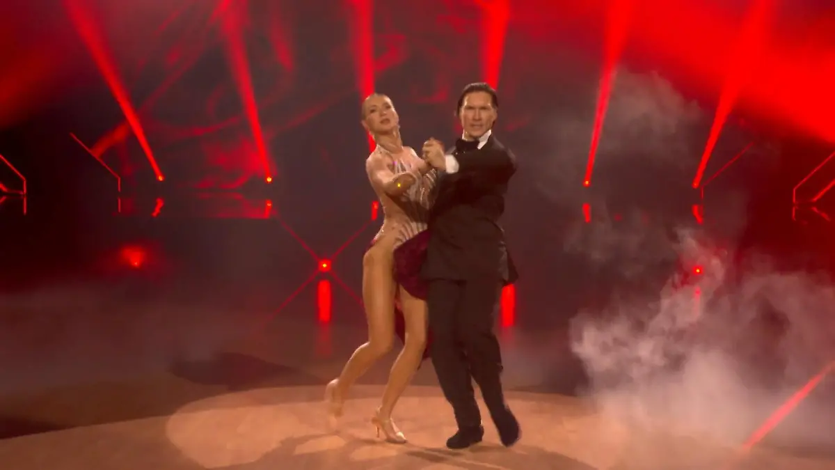 Anna-Carina Woitschack entfacht den Vamp in sich Let’s Dance 2026: 30 Punkte-Feuerwerk beim Tango
