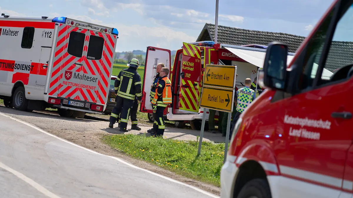 Einsatzkräfte der Feuerwehr besprechen sich vor Ort. Nach dem Unglück, bei dem drei Menschen in einer Lederfabrik und Pelzgerberei im hessischen Runkel ums Leben kamen, laufen die Ermittlungen. (zu dpa: «Runkel trauert nach tödlichem Unfall in Lederfabrik») +++ dpa-Bildfunk +++