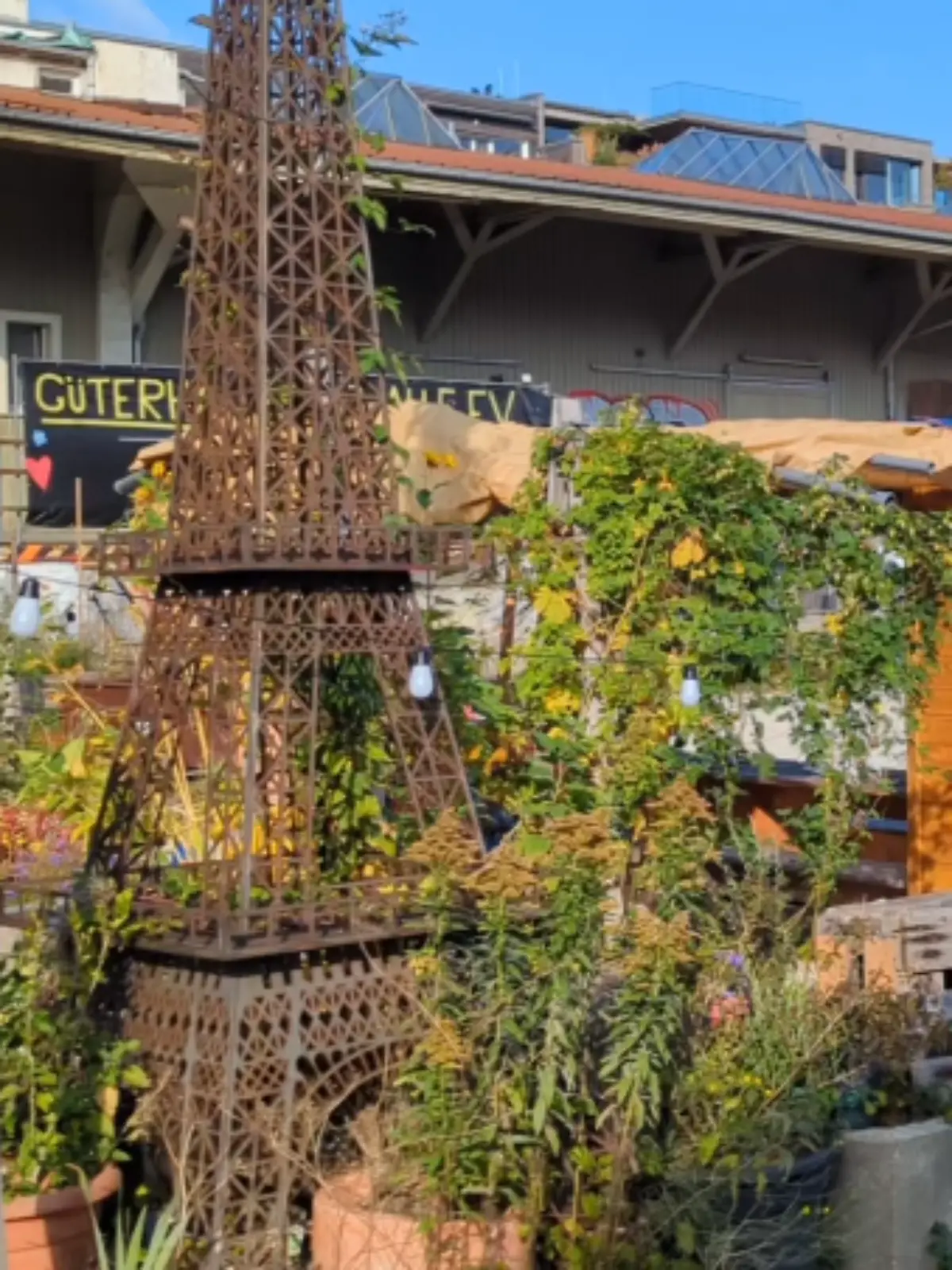 Bild zu: "Riesiger Eiffelturm-Nachbau spurlos verschwunden!"