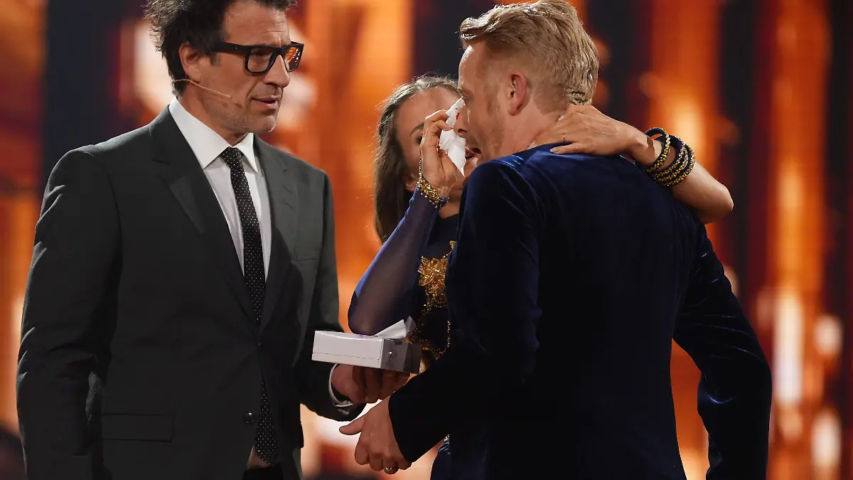 Ross wird direkt auf dem Tanzparkett liebevoll von seiner Tanzpartnerin verarztet. 