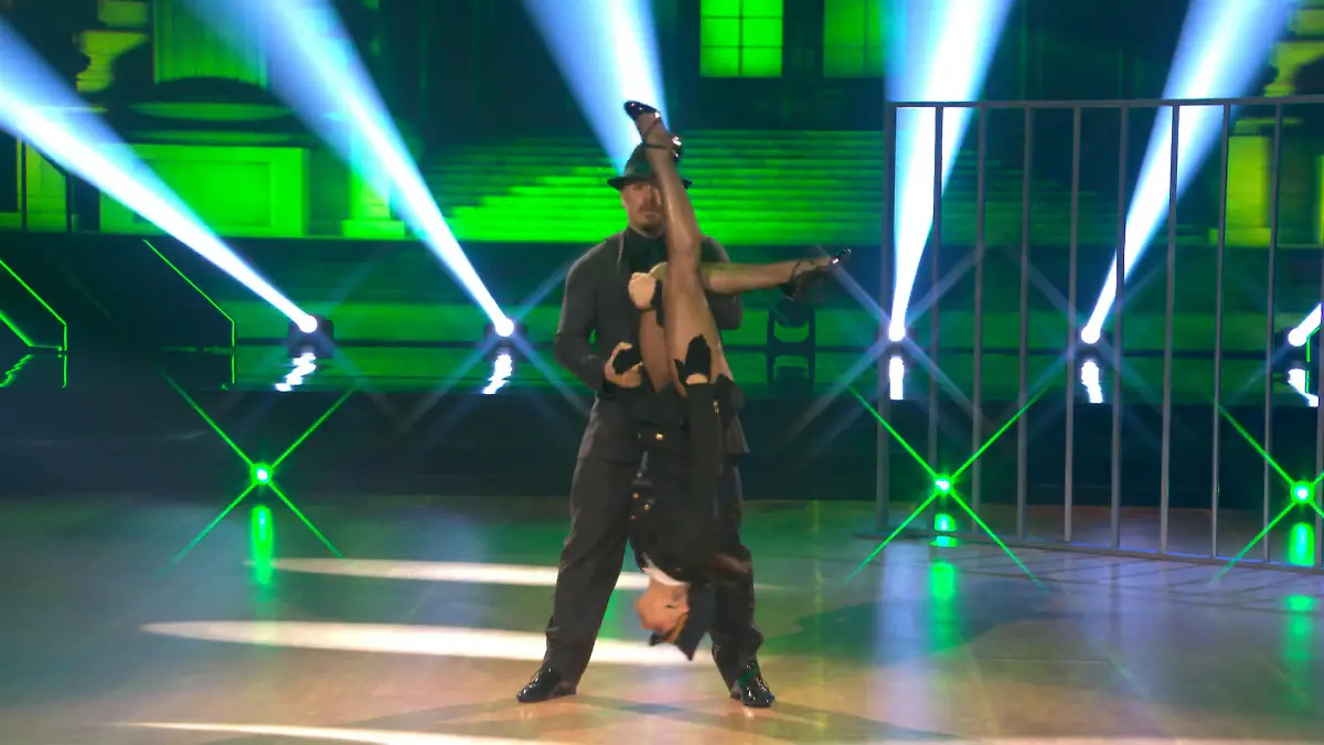 Gustav und Anastasia heizen das Studio mit ihrem Tango ein Begeistertes Publikum