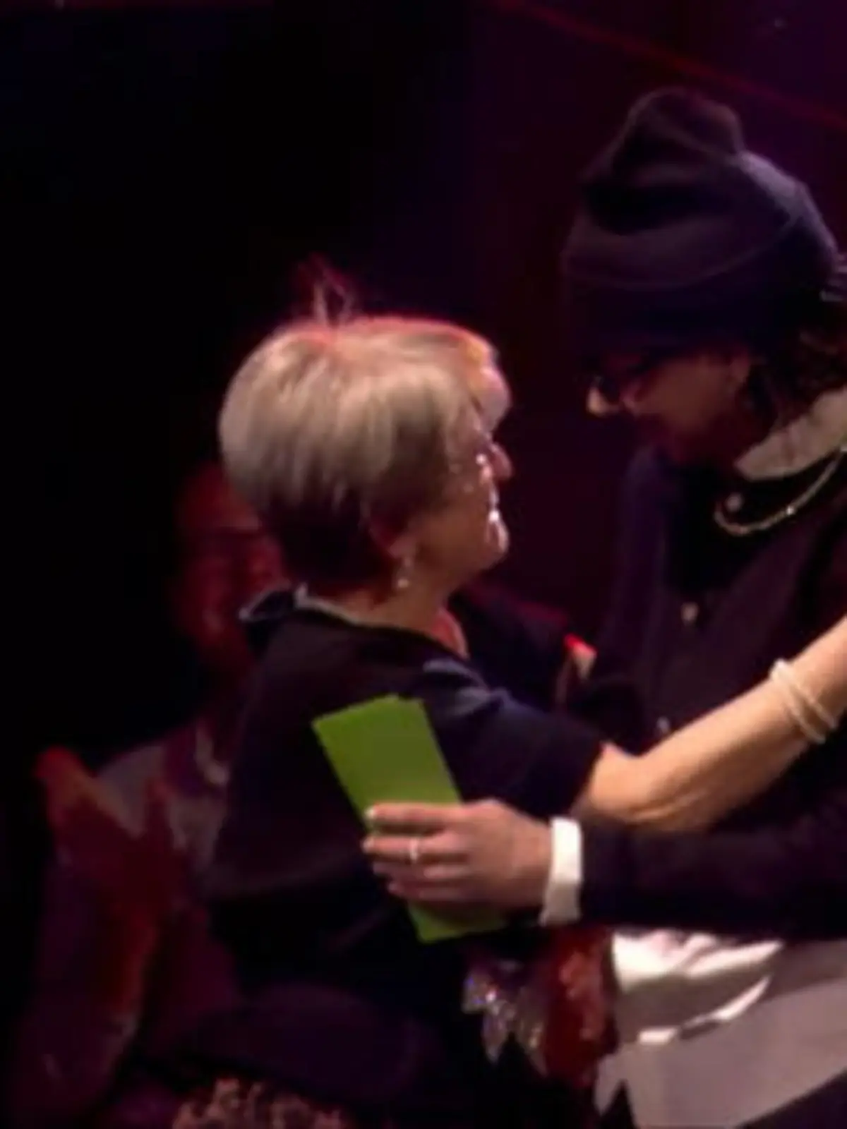 Bild zu: "Tony Bauers Flirt mit Zuschauerin"