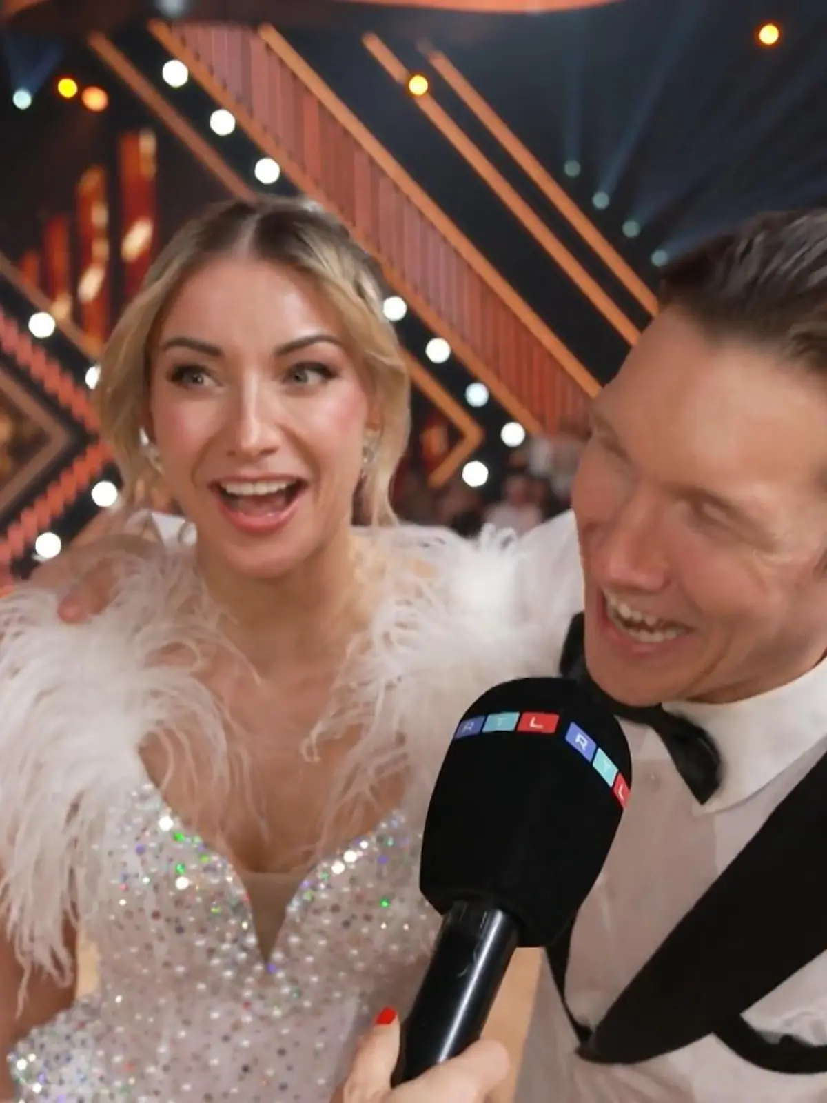 Bild zu: "Seine ersten 30 Punkte! Evgeny Vinokurov jubelt mit Anna-Carina Woitschack über Tango-Triumph "