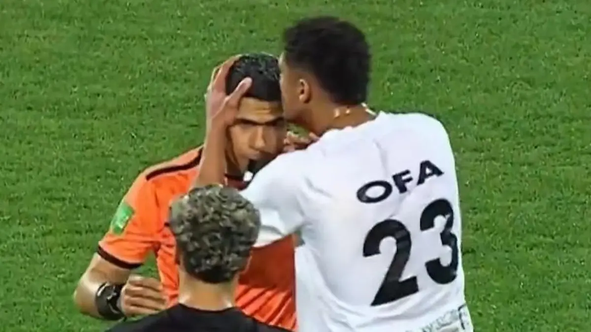 Skandal-Jubel in Ägypten! Spieler stürzt sich auf Schiri – und küsst ihn! Erst Zittern, dann Zärtlichkeit