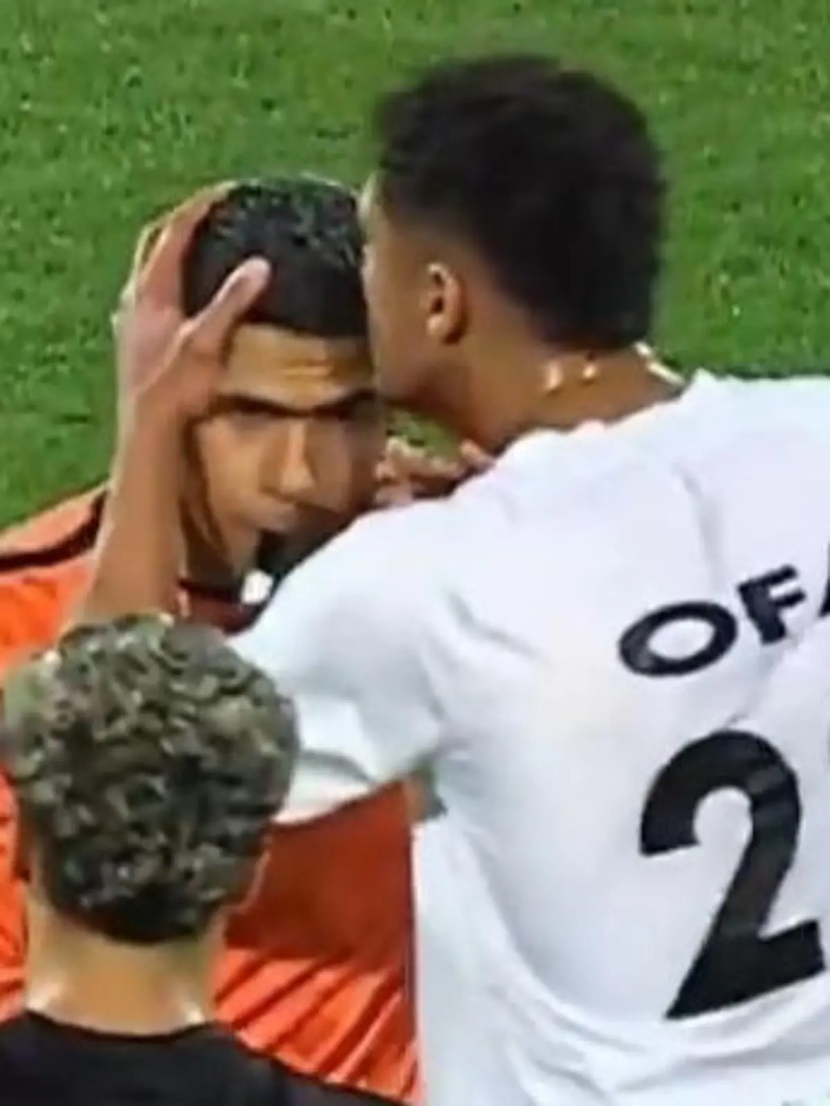 Bild zu: "Skandal-Jubel in Ägypten! Spieler stürzt sich auf Schiri – und küsst ihn!"