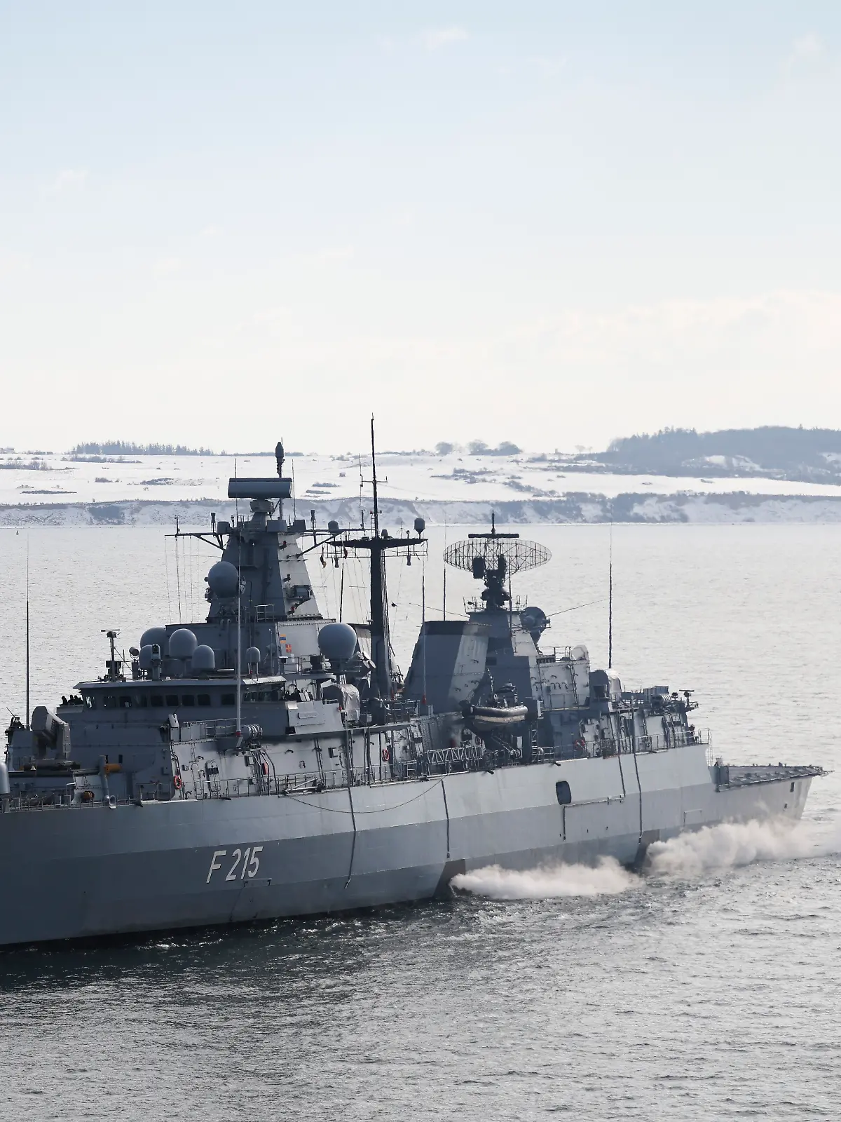 Die Fregatte Brandenburg der Deutschen Marine bei einem Medientermin zum Nato-Manöver Steadfast Dart 26 auf der Ostsee vor dem Truppenübungsplatz Putlos. Mit dem großangelegten Manöver Steadfast Dart wollen sich Nato-Partner auf mögliche künftige Bedrohungslagen in der Ostsee vorbereiten. Bestritten wird das Großmanöver von der sogenannten Allied Reaction Force (ARF) der Nato, einer schnellen rund 40.000 Soldaten starken Eingreiftruppe, die ständig in Bereitschaft ist.