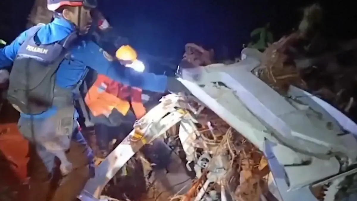 Vollbesetzter Hubschrauber stürzt ab – alle Insassen tot! Tragödie im indonesischen Dschungel