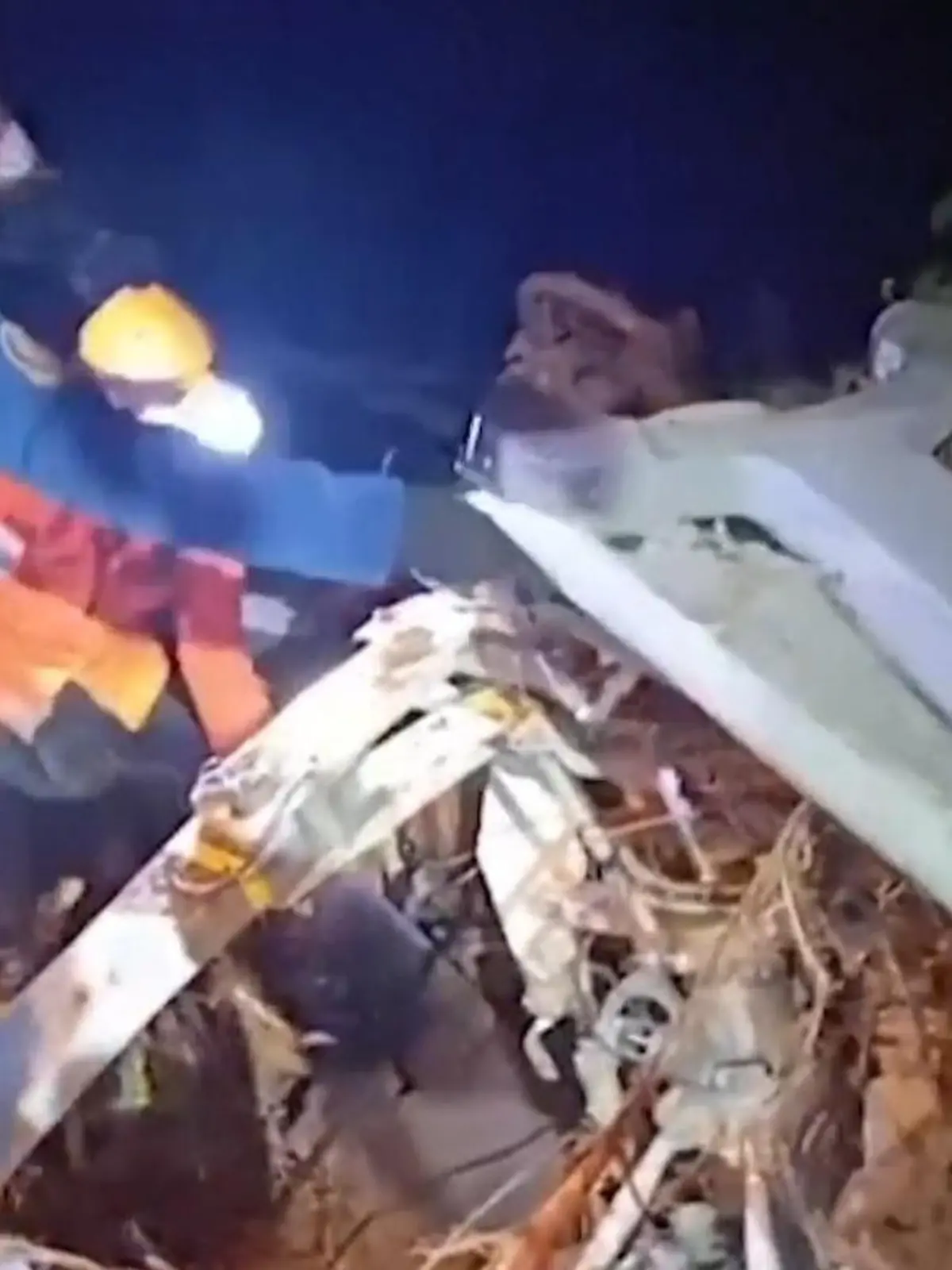 Bild zu: "Vollbesetzter Hubschrauber stürzt ab – alle Insassen tot!"