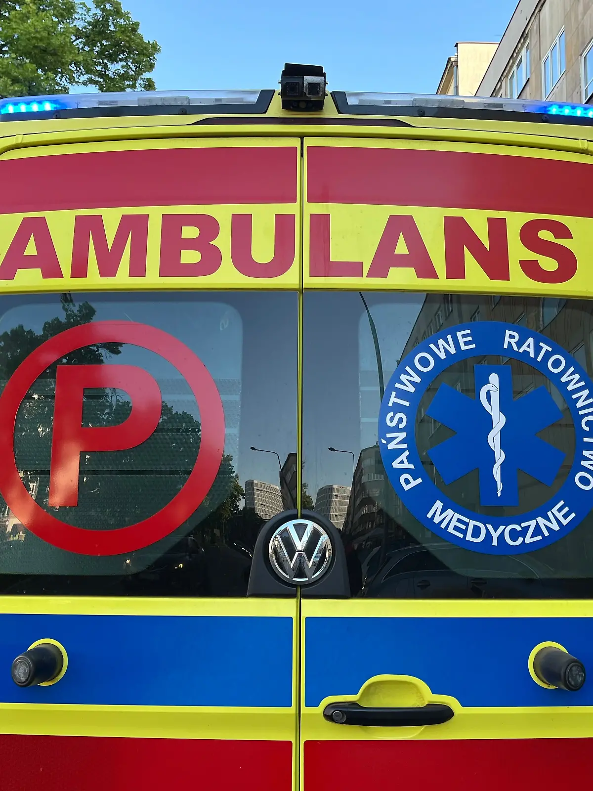 ARCHIV - 17.05.2024, Polen, Warschau: Ein polnischer Krankenwagen mit der Aufschrift «Ambulans» (Ambulanz) steht auf einer Straße. Ein Vater hat mit seinem Auto sein eigenes Kind überfahren. Es konnte nicht gerettet werden. (Symbolbild: Polnischer Krankenwagen) (zu dpa: «Vater überfährt in Polen sein eigenes Kind mit dem Auto»)