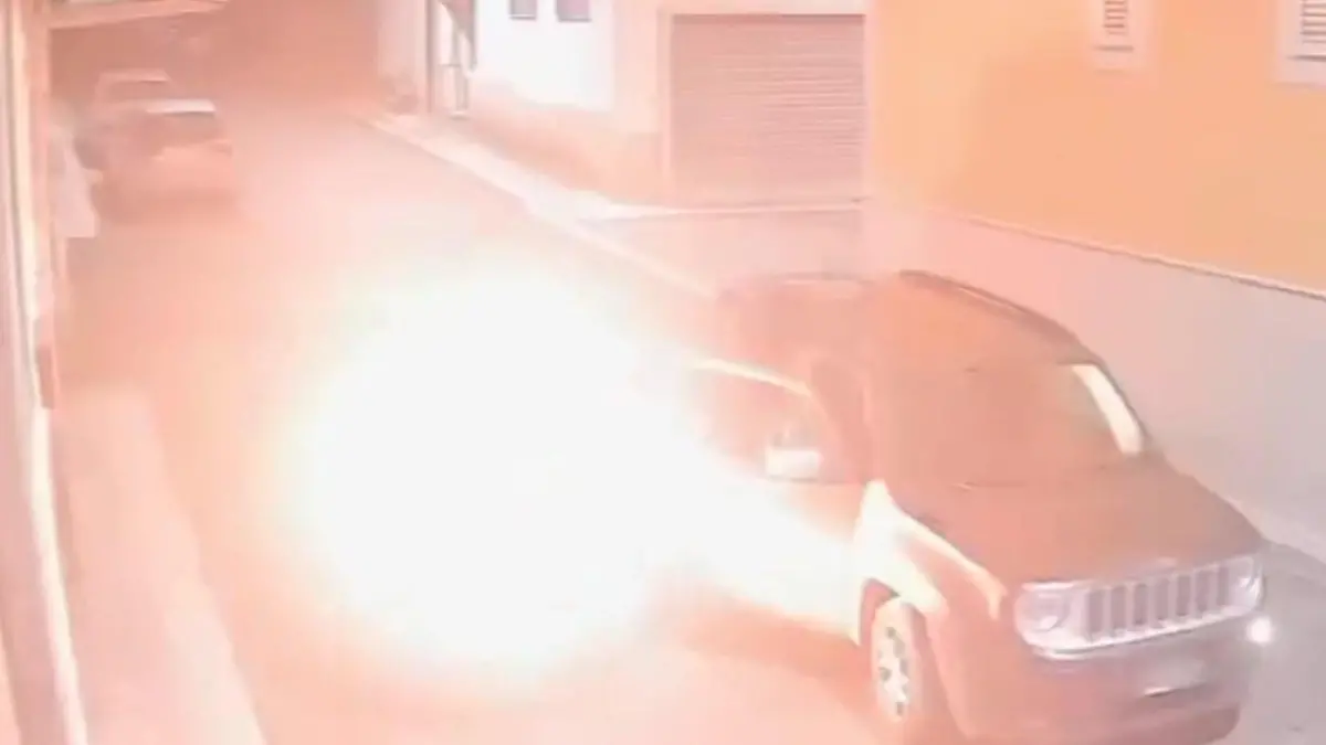 Aus Eifersucht? Mann setzt Auto in Brand – mit Molotow-Cocktail Feueranschlag im Wohngebiet