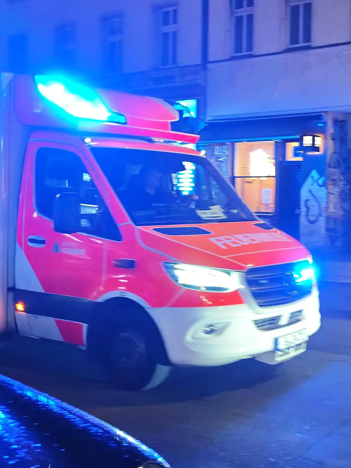 Berlin, Deutschland: Rettungswagen im Bezirk Kreuzberg auf der Oranienstraße