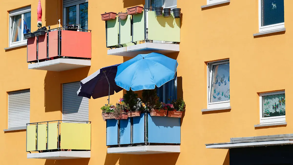 Bunt und blühend: Mieter können den Balkon ihrer Wohnung nach ihren Wünschen gestalten - doch es kann Grenzen geben.