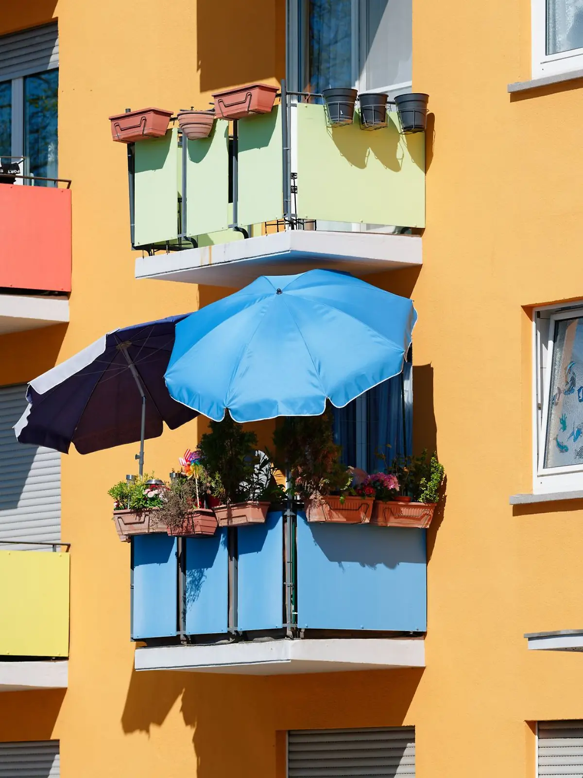 Bunt und blühend: Mieter können den Balkon ihrer Wohnung nach ihren Wünschen gestalten - doch es kann Grenzen geben.