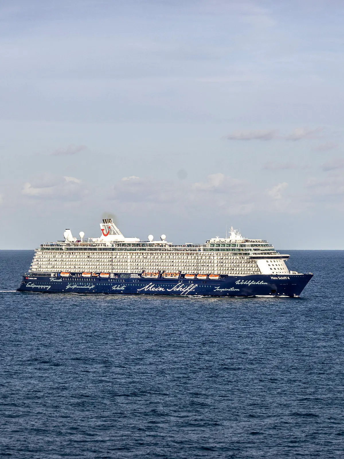 Auf hoher See: Mein Schiff 4 TUI Cruises. Mein Schiff 4 gehört zur Flotte der Kreuzfahrtgesellschaft TUI Cruises. Das in Finnland gebaute Schiff wurde 2015 in Dienst gestellt. Es ist 293 Meter lang und bietet Platz für 2.500 Passagiere. Zur Crew gehören etwa 1000 Besatzungsmitglieder. Sitz der Kreuzfahrtgesellschaft ist Hamburg. Hamburg Deutschland *** On the high seas Mein Schiff 4 TUI Cruises Mein Schiff 4 belongs to the fleet of the cruise company TUI Cruises The ship, built in Finland, was put into service in 2015 It is 293 meters long and has room for 2,500 passengers The crew includes about 1,000 crew members The cruise company is based in Hamburg Hamburg Germany