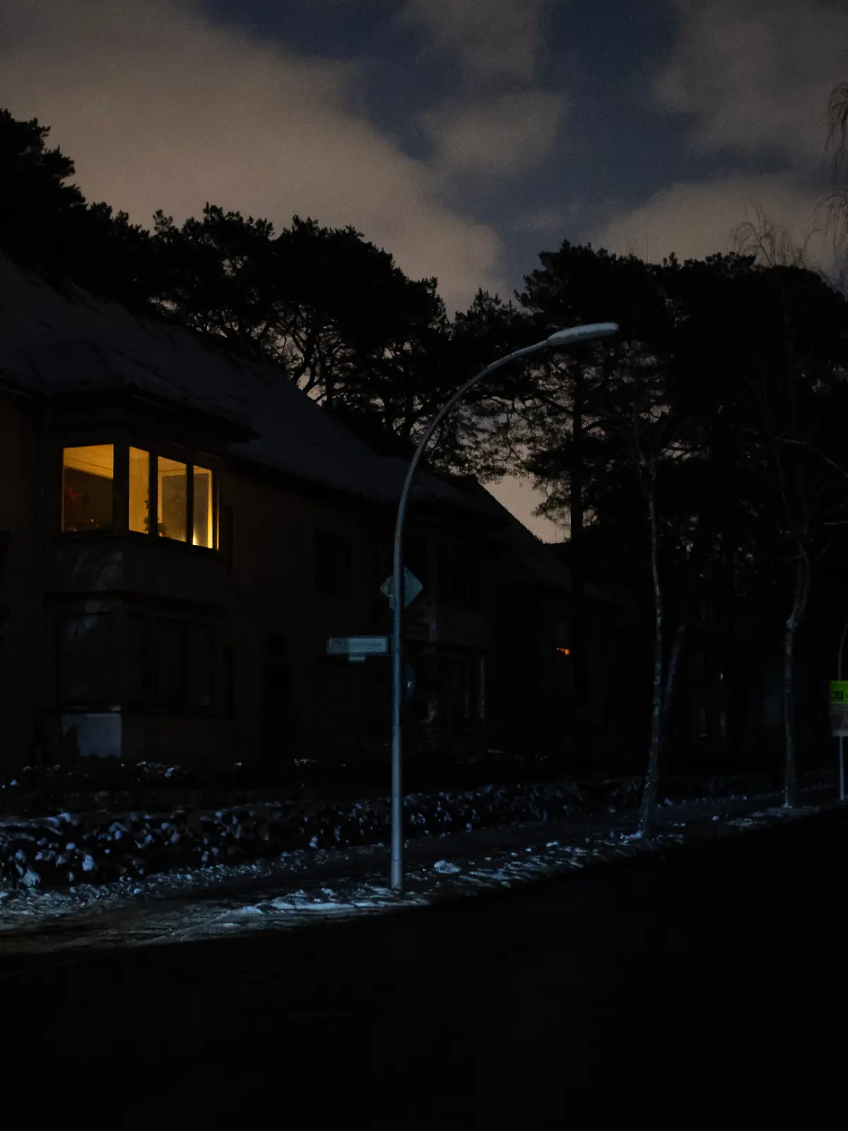 (260106) -- BERLIN, Jan. 6, 2026 (Xinhua) -- Photo taken on Jan. 6, 2026 shows a street view during a power outage at Nikolassee area in Berlin, Germany. Thousands of households, as well as supermarkets, shops, restaurants and other businesses in southwest Berlin, still remained without power on Tuesday, as crew continued repairs to restore electricity after an attack on the grid left parts of the German capital in the dark for a fourth consecutive day. (Xinhua/Zhang Haofu)