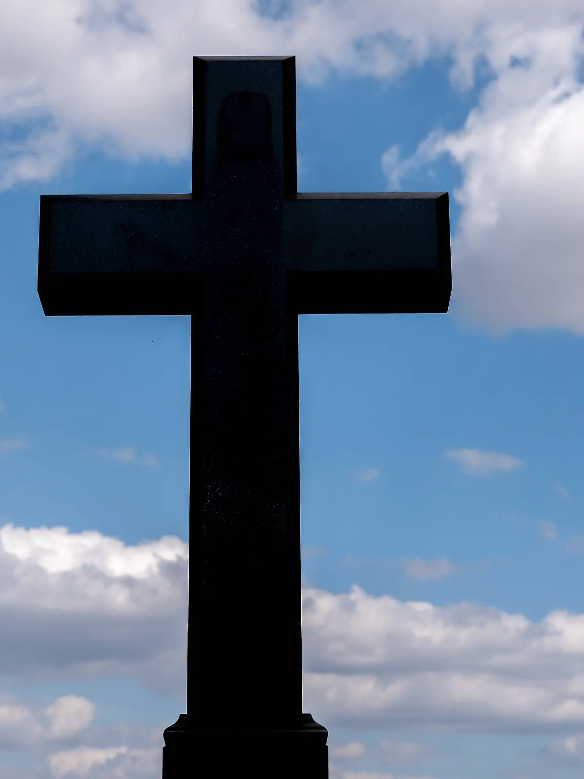 Kreuz vor blauem Himmel 23.08.25, Limburg: Symbolfoto, Illustrationsbild, Symbolbild, Illustrationsfoto, Alltagsszene Ein dunkles Kreuz als Silhouette vor blauem Himmel mit leichten Wolken, aufgenommen im Freien. Symbolbild für Religion, Christentum, Glauben und Spiritualität. Limburg Hessen Deutschland *** Cross in front of blue sky 23 08 25, Limburg symbol photo, illustration picture, symbol image, illustration photo, everyday scene A dark cross as a silhouette in front of a blue sky with light clouds, taken outdoors Symbol image for religion, Christianity, faith and spirituality Limburg Hesse Germany Copyright: xThorstenxWagnerx