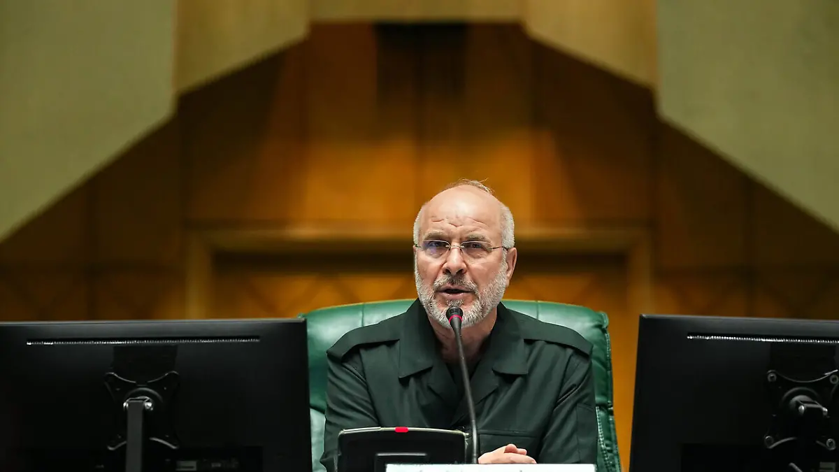 Von Khane Melat, der Nachrichtenagentur des iranischen Parlaments, zur Verfügung gestelltes Handout zeigt Mohammed Bagher Ghalibaf, Irans Parlamentspräsident, in einer Sitzung des Parlaments. Abgeordnete des iranischen Parlaments trugen aus Solidarität mit den Revolutionsgarden Uniformen der Elitestreitmacht. Als Reaktion auf eine Maßnahme der Europäischen Union betrachtet der Iran die Armeen der europäischen Länder als terroristische Gruppen. (zu dpa: «Widersprüchliche Signale: Kommt ein Abkommen mit dem Iran?») +++ dpa-Bildfunk +++