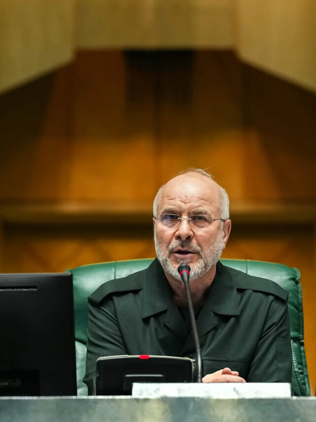 Von Khane Melat, der Nachrichtenagentur des iranischen Parlaments, zur Verfügung gestelltes Handout zeigt Mohammed Bagher Ghalibaf, Irans Parlamentspräsident, in einer Sitzung des Parlaments. Abgeordnete des iranischen Parlaments trugen aus Solidarität mit den Revolutionsgarden Uniformen der Elitestreitmacht. Als Reaktion auf eine Maßnahme der Europäischen Union betrachtet der Iran die Armeen der europäischen Länder als terroristische Gruppen. (zu dpa: «Widersprüchliche Signale: Kommt ein Abkommen mit dem Iran?») +++ dpa-Bildfunk +++