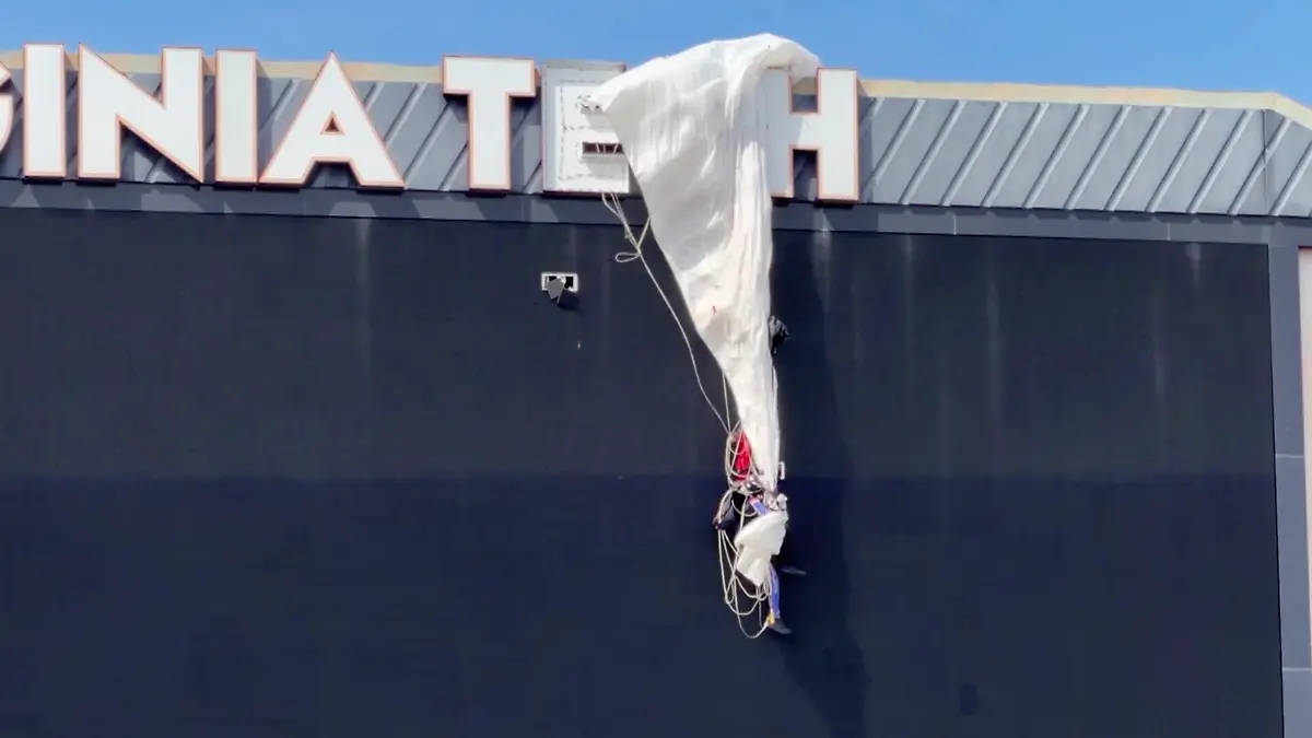 Bruchlandung im Stadion – Fallschirmspringer kracht in Anzeigetafel! Kurz vor Spielbeginn