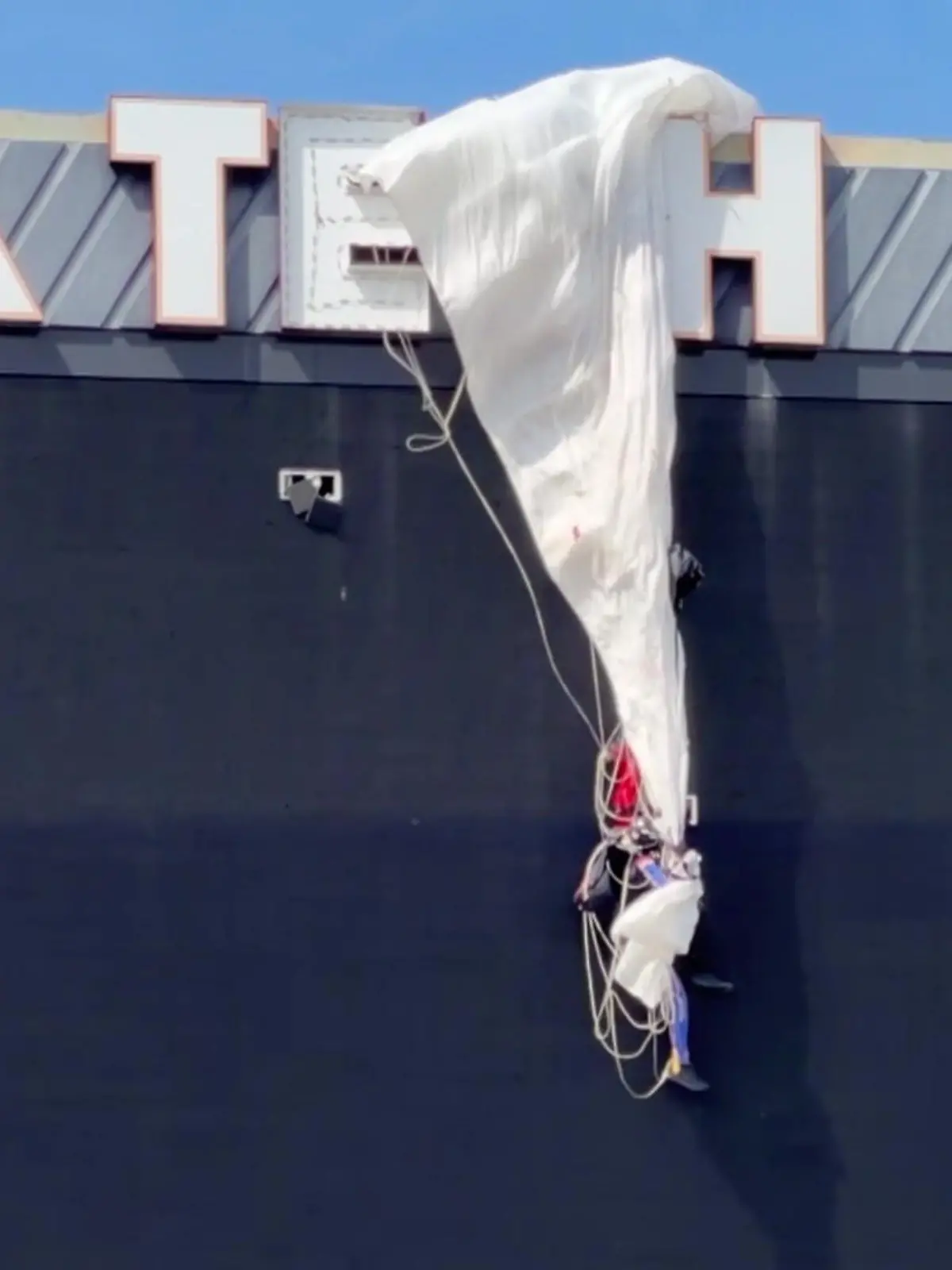 Bild zu: "Bruchlandung im Stadion – Fallschirmspringer kracht in Anzeigetafel!"