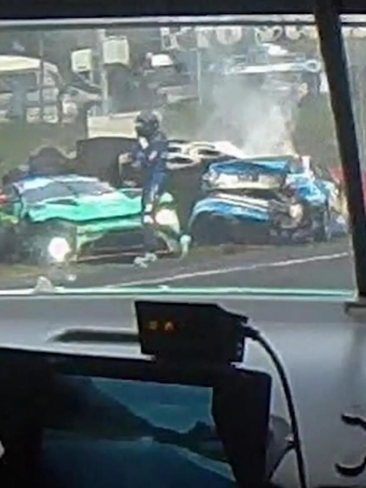 Bild zu: "Massencrash auf dem Nürburgring – ein Fahrer stirbt!"