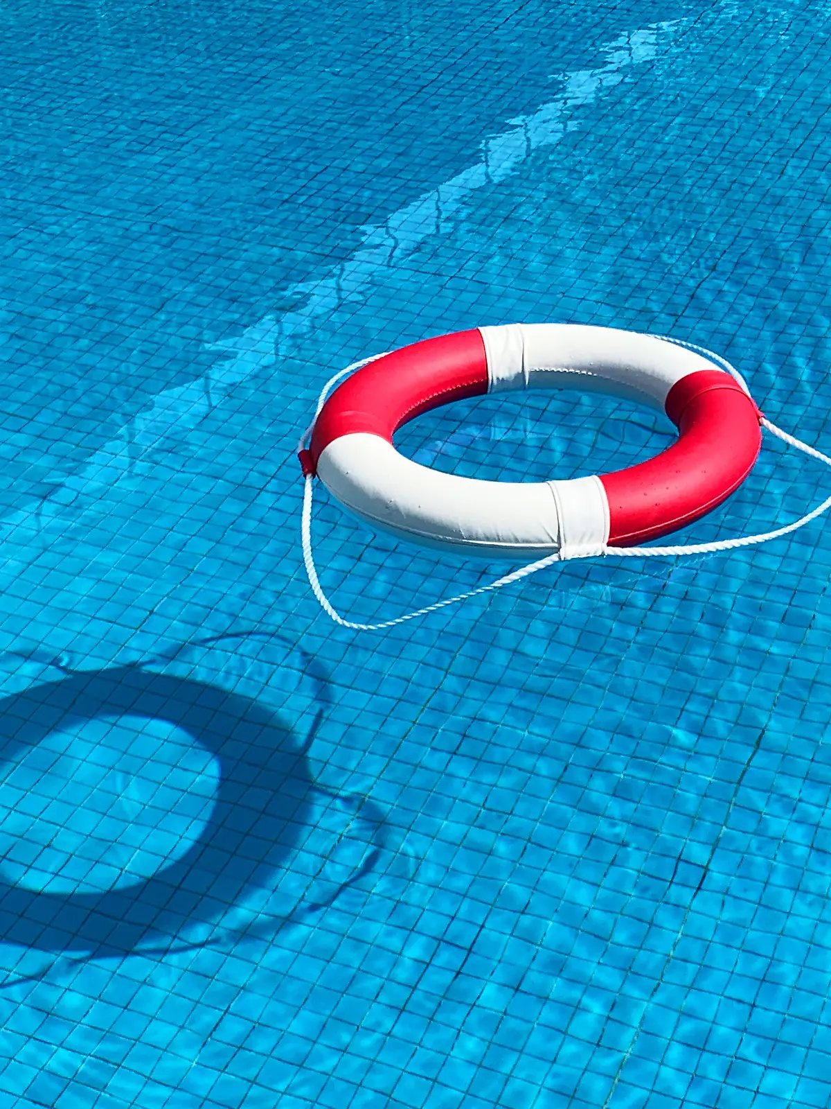 Junge ertrinkt in Schwimmbecken