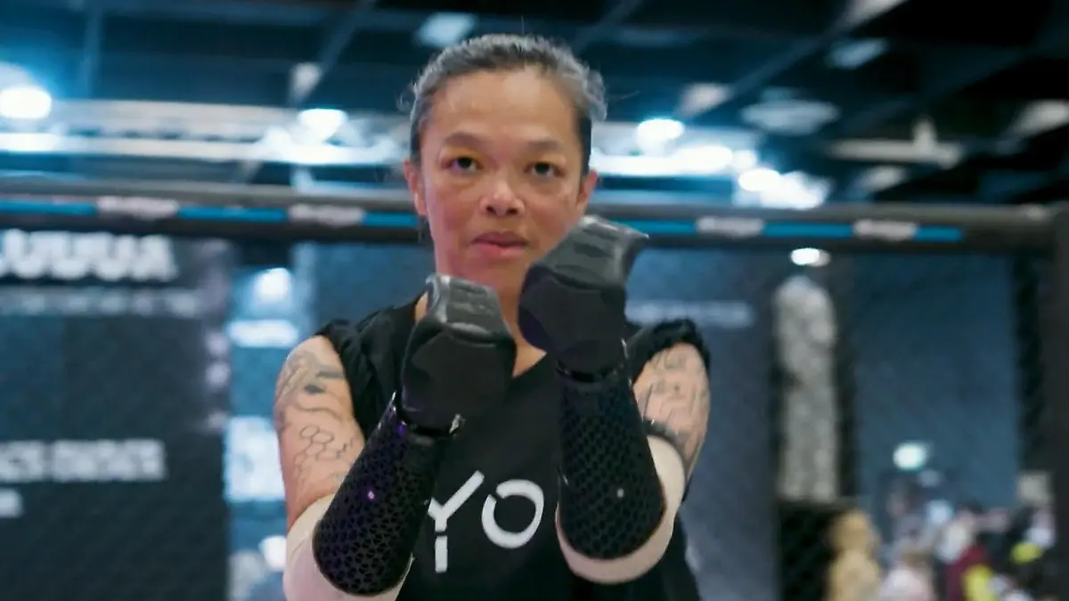 Ohne Hände und Füße! Nach Vierfach-Amputation – SO kämpft sich Ami Inthra zurück Mit Prothesen in den Ring