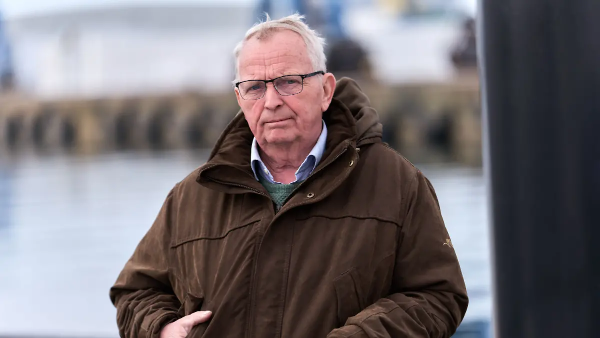 12.04.2026, Mecklenburg-Vorpommern, Wismar: Till Backhaus (SPD), Umweltminister von Mecklenburg-Vorpommern, posiert am Wismarer Hafen im Anschluss an ein Pressegespräch für Fotografen. (zu dpa: «Demos & Connor im Shitstorm: Woher kommt die Wut um den Wal?»)