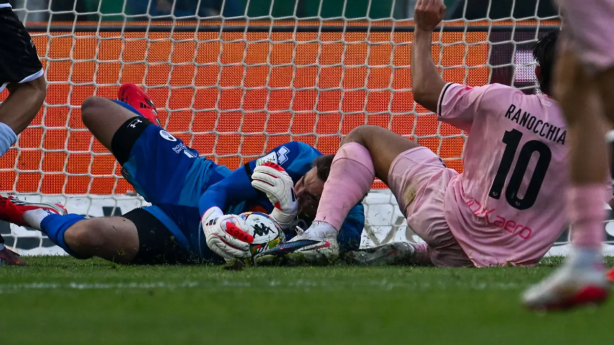 Jonathan Klinsmann muss nach einem Zusammenstoß mit dem Gegner ins Krankenhaus