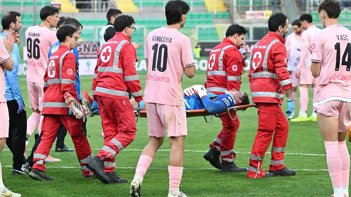 Jonathan Klinsmann wird verletzt vom Platz getragen